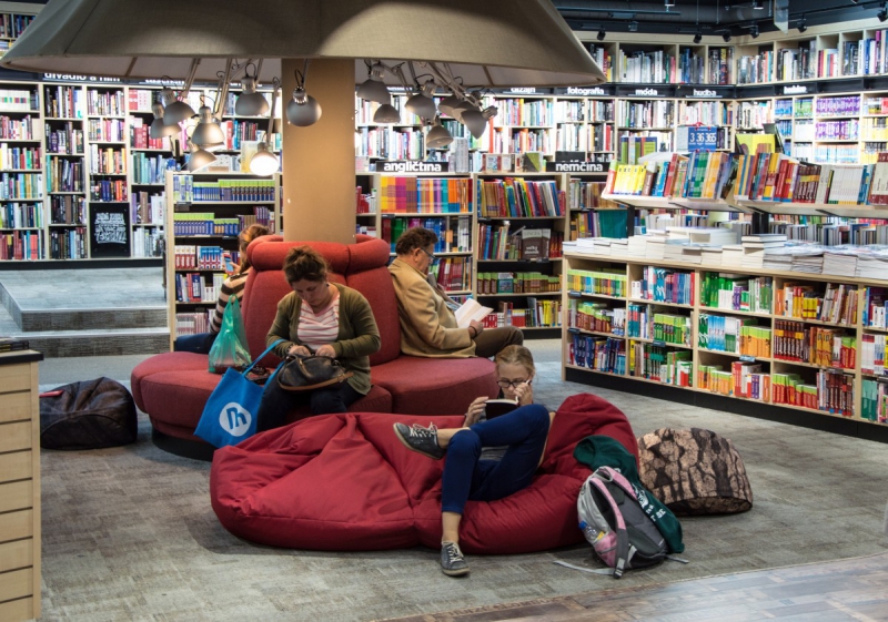 magasin-ST TROPEZ-min_books_bookstore_book_reader_readers_reading_shop_sale_books-849006